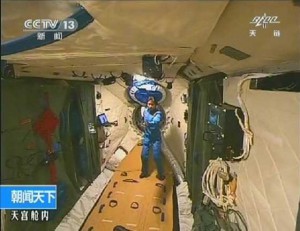 Лю Ян занимается тайцзицюань на борту модуля Тяньгун-1