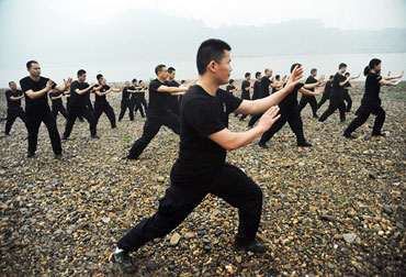 Китайские полицейские проходят специальный десятидневный тайцзи-тренинг