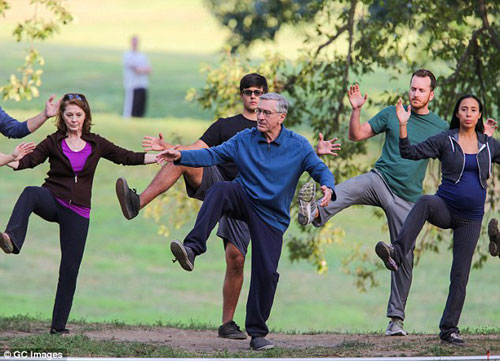Роберт Де Ниро занимается тайцзи в бруклинском городском парке с группой энтузиастов